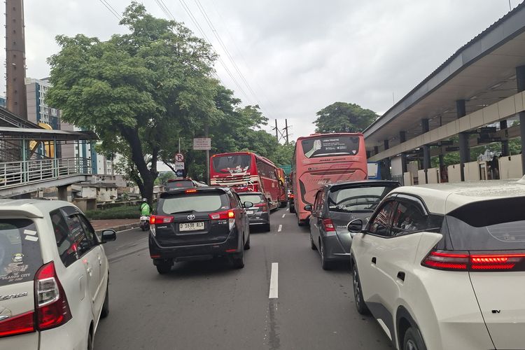 macet, Ini Posisi Tuas Transmisi Mobil Matik yang Benar Saat Terjebak Macet