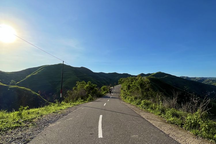 Wisata Sumba, Wisata Sumba Timur, bukit tanarara sumba timur, bukit tanarara foto, Anak Sekolah dan Jalanan Terindah di Bukit Tanarara Sumba