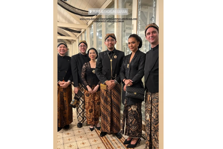 Malam 1 Suro, Pura Mangkunegaran, Kirab Malam 1 Suro, Sherina Munaf, Vicky Shu, Gusti Bhre, Adinia Wirasti, kirab malam 1 suro, gusti bhre, Malam 1 Suro 2025, kirab 1 suro, kirab pusaka malam 1 suro pura mangkunegaran, kirab mangkunegaran 2025, gaya busana kirab malam 1 suro, gusti sura, Gaya 5 Selebritas di Kirab Malam 1 Suro 2025, Sherina Pakai Jarik Wahyu Tumurun, 1. Sherina Munaf, 2. Vicky Shu, 3. Gusti Bhre, 4. Gusti Sura, 5. Adinia Wirasti