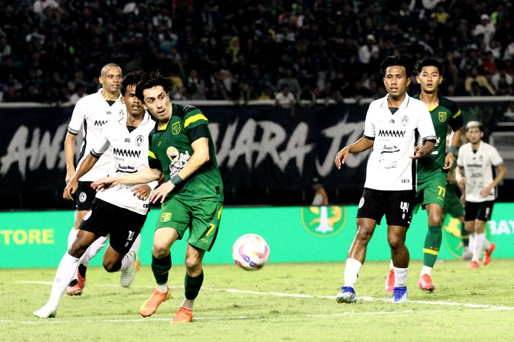 Persebaya Surabaya, Super League, Persebaya, PSS Sleman, Koko Ari Araya, Rachmat Irianto, Super League 2025-2026, persebaya vs pss, Hasil Persebaya Vs PSS Sleman, Persebaya Luncurkan Tim untuk Super League 2025-2026, Libas PSS 1-0
