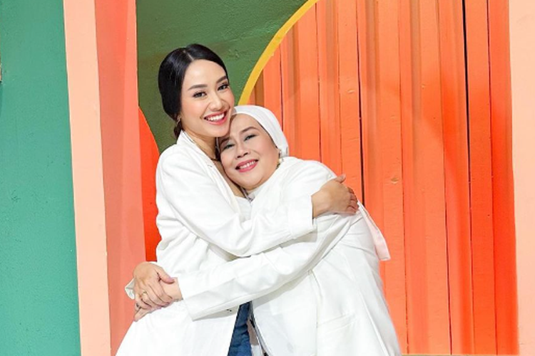 Dewi Yull, Gisca Sahetapy, hubungan mertua dan menantu, Merdianti Octavia, hubungan ibu mertua dan menantu perempuan, dewi yull tak pernah marahi anak dan menantu, menjaga keharmonisan keluarga ala dewi yull, Dewi Yull Mengaku Tak Pernah Marahi Anak dan Menantu, Ini Alasannya