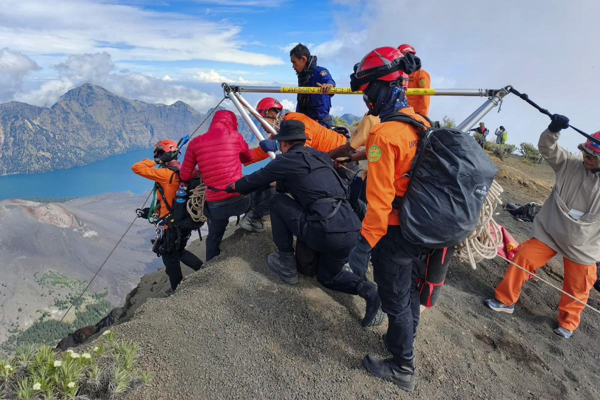 Juliana Marins, Gunung Rinjani, Nusa Tenggara Barat, Rinjani, rinjani, pendaki Brasil, Juliana Marins Jatuh di Rinjani, Pemandu dan Porter Diperiksa Polisi, Polisi Belum Ungkap Kronologi Jatuhnya Juliana, Pemandu Bantah Telantarkan Juliana Marins, Juliana Marins Jatuh ke Jurang Sedalam 600 Meter, Hasil Otopsi: Juliana Tewas karena Cedera Berat
