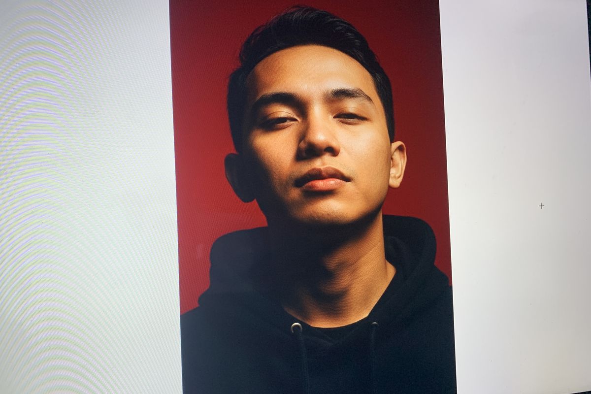 Gemini AI foto studio background merah, foto studio Gemini AI background merah, Gemini AI foto studio vertikal background merah, Gemini AI foto studio background merah vertikal, Teks Gemini AI foto background merah, Kata-kata Gemini AI foto studio background merah, Prompt Gemini aI foto studio background merah, 20 Contoh Prompt Gemini AI Foto Studio Background Merah Vertikal yang Keren