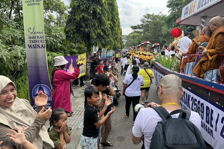 Kirab Waisak, bhiksu thudong, Waisak 2025, Kirab Waisak 2025, Kirab Waisak 2025, Kebahagiaan yang Bukan Hanya Milik Umat Buddha