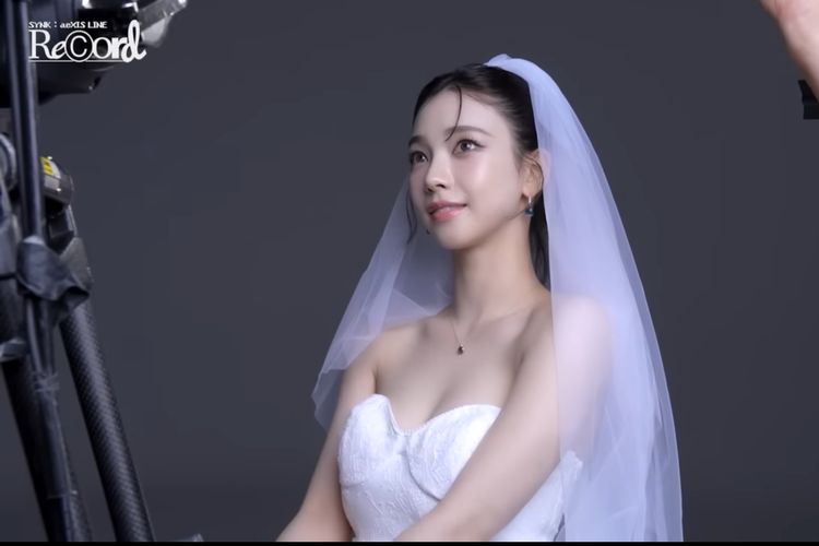 aespa, Karina Aespa, Konser aespa, synk aexis line, member aespa, 7 Style Karina aespa Saat Syuting VCR Konser ‘SYNK: aeXIS LINE’, Kenakan Gaun Pengantin, 1. Gaun pengantin off-shoulder putih, 2. Lace ala pengantin, 3. Rambut updo, 4. Makeup natural, 5. Perhiasan minimalis, 6. Sarung tinju, 7. Pose humor