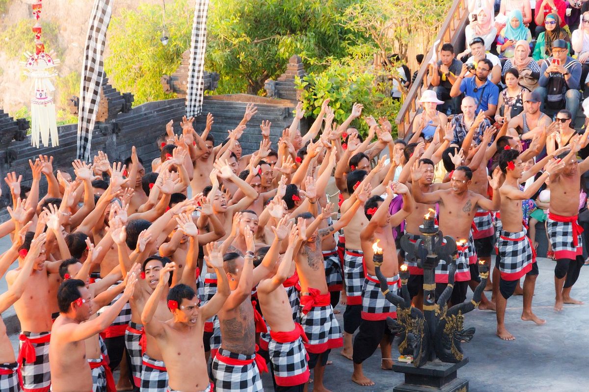 Tari Kecak, cara nonton Tari Kecak, Pantai Melasti, Bali, Tari kecak, pantai melasti, tiket Tari Kecak, Cara Nonton Tari Kecak di Pantai Melasti Bali, Berapa Harga Tiketnya?, Lokasi Pantai Melasti, Jadwal dan harga tiket pertunjukan Tari Kecak, Cara membeli tiket, Tips nonton Tari Kecak di Pantai Melasti