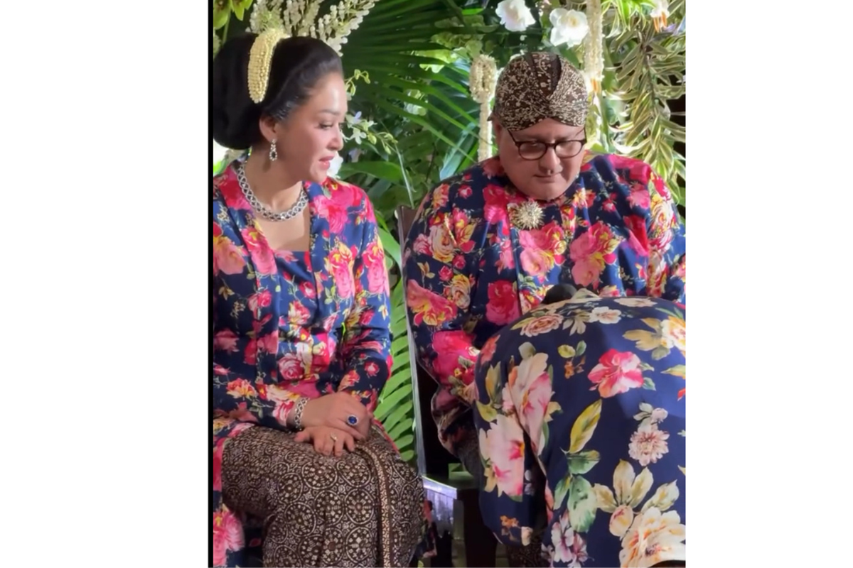 Maia Estianty, siraman Al Ghazali, Irwan Mussry, Maia Estianty dan Irwan Mussry, Alyssa Daguise, al ghazali menikah, pernikahan al ghazali, pernikahan al ghazali kapan, Siraman Al Ghazali, Al Ghazali siraman, Gaya Kompak Maia Estianty dan Irwan Mussry di Siraman Al Ghazali, 1. Elegan dalam balutan putih gading, 2. Kompak berfoto bersama, 3. Serasi dalam busana adat Jawa, 4. Berpose candid