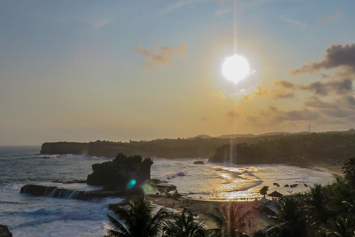 Pacitan, pantai di Pacitan, Wisata Pacitan, Wisata Pantai Pacitan, Pantai di Pacitan, wisata pacitan populer, pantai terindah di Jawa Timur, Raja Ampat Pacitan, wisata pantai pacitan terbaru, 12 Pantai Terindah di Pacitan, Surga Tersembunyi di Selatan Jawa Timur, 1. Pantai Klayar, Ikon Wisata Pacitan, 2. Pantai Srau, Nikmati Sunrise dan Sunset di Satu Tempat, 3. Pantai Watu Karung, Surga bagi Peselancar Dunia, 4. Pantai Banyu Tibo, Air Terjun yang Langsung ke Laut, 5. Pantai Taman, Lokasi Flying Fox Tertinggi di Indonesia, 6. Pantai Kunir, Surga Tersembunyi yang Masih Asri, 7. Pantai Segara Anakan, Ombak Tenang di Selatan Pacitan, 8. Pantai Pidakan, Eksotisme Batu dan Pasir Putih, 9. Pantai Soge, Indah dan Mudah Diakses, 10. Pantai Kasap, Raja Ampat-nya Pacitan, 11. Pantai Buyutan, Penuh Legenda dan Cocok untuk Camping, 12. Pantai Pangasan, Dikelilingi Gunung dan Gua Kelelawar