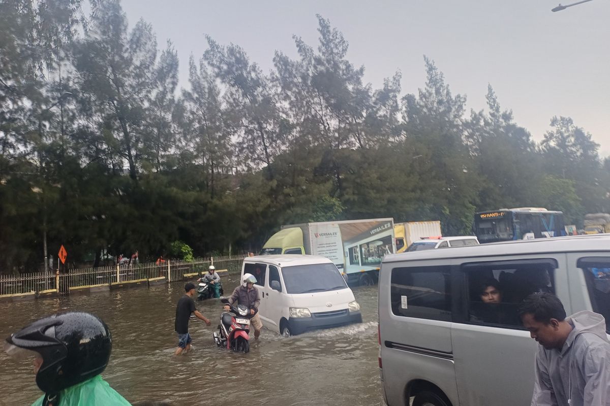 trotoar, hujan, banjir, Jangan Abaikan Trotoar Terendam, Ini Sinyal Bahaya di Jalan Banjir