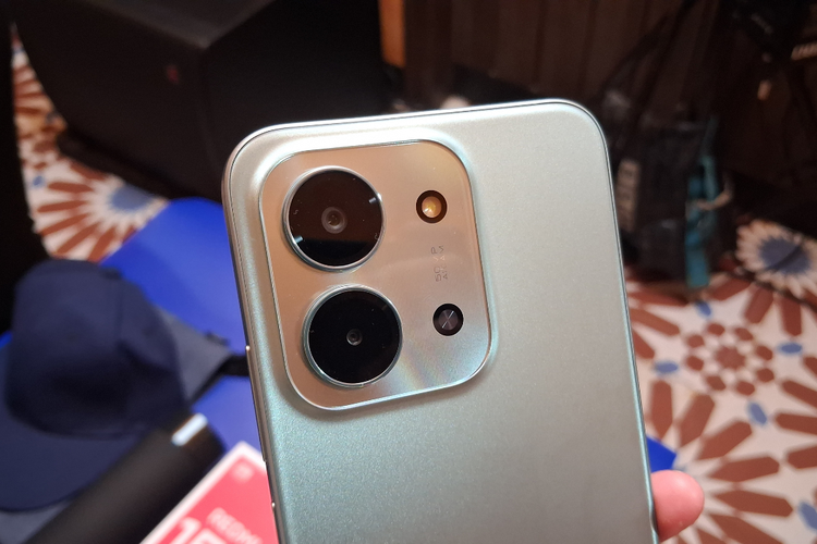 Smartphone, kamera, spesifikasi, chipset, mitos, layanan purna jual, fakta seputar smartphone, 5 Mitos Smartphone yang Masih Banyak Dipercaya di 2025, 1. RAM lebih besar berarti ponsel lebih cepat, 2. Wajib pakai smartphone dengan chipset kelas atas, 3. Kamera banyak, resolusi tinggi = foto bagus, 4. Spesifikasi tinggi selalu memberikan pengalaman terbaik, 5. Setelah membeli ponsel, urusan selesai