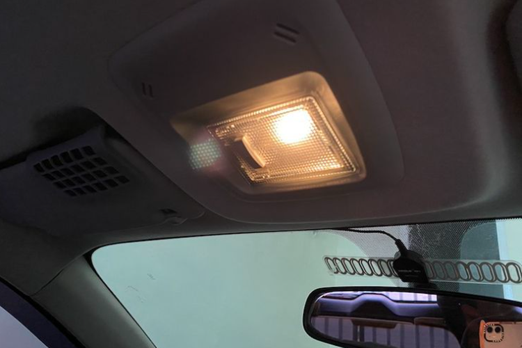 lampu kabin, Alasan Wajib Matikan Lampu Kabin Saat Perjalanan Malam Hari