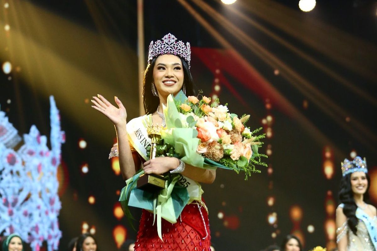 Audrey Bianca, Miss Indonesia, Miss Indonesia 2025, Mahkota Miss Indonesia 2025, mahkota miss Indonesia 2025, audrey bianca, pemenang miss indonesia 2025, juara miss Indonesia 2025, Pemenang miss indonesia 2025 winner, 5 Gaya Audrey Bianca, Juara Miss Indonesia 2025, 1. Gaun merah penuh payet, 2. Mahkota dan selempang, 3. Mahkota Miss Indonesia 2025 terinspirasi dari batik kawung, 4. Makeup flawless fokus pada mata, 5. High heels silver