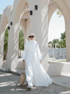 Inspirasi outfit umrah, Annisa Aziza, annisa aziza umrah, inspirasi outfit umrah, inspirasi gamis umrah, gamis umrah, gaya Annisa Aziza umrah, 9 Potret Anggun Anissa Aziza Saat Umrah, Tetap Stylish di Tanah Suci, 1. Nuansa nude, 2. Gaya candid, 3. Nuansa putih, 4. Tas beige, 5. Gamis floral, 6. Sentuhan sutra dengan gaya elegan, 7. Gamis simpel, 8. Nuansa fresh, 9. Gaya duduk manis