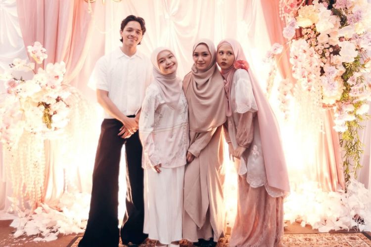 nadin amizah saat pengajian pranikah, nadin amizah akan menikah, 5 Outfit Nadin Amizah Saat Pengajian Jelang Pernikahan, Nuansa Floral, Nuansa dusty pink, Outer transparan detail floral, Hijab satin pastel dengan bros bunga, Heels berwarna senada, Sentuhan riasan natural