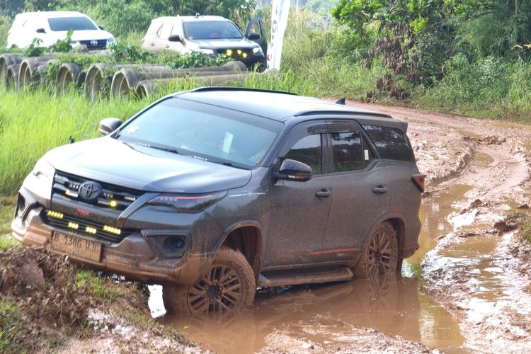 perbandingan mesin, Toyota Fortuner, gwm tank 300, SUV Indonesia, Perbandingan GWM Tank 300 dan Toyota Fortuner: Mana yang Unggul?, Persaingan SUV di Indonesia Semakin Memanas, Perbandingan Performa Mesin Antara Tank 300 dan Fortuner, Dimensi dan Desain yang Menarik Perhatian, Kemampuan Off-Road yang Canggih, Kabin yang Modern dan Nyaman, Harga yang Bersaing dengan Garansi Menarik, Tawaran Menarik Namun Reputasi Tetap Penting
