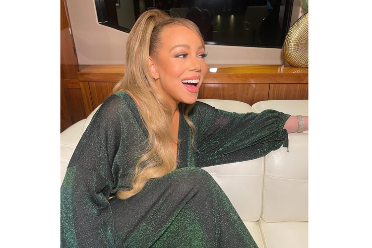 Mariah Carey, outfit Mariah Carey, konser mariah carey di indonesia, konser mariah carey 2025, mariah carey outfit inspo, baju mariah carey, 5 Outfit Mariah Carey untuk Inspirasi, Glamor dan Serba Bling-bling, 1. Bermain dengan warna, 2. Padukan dengan celana hitam, 3. Jangan lupa perhiasan, 4. Berani bermain dengan motif, 5. Tampil elegan dengan dress