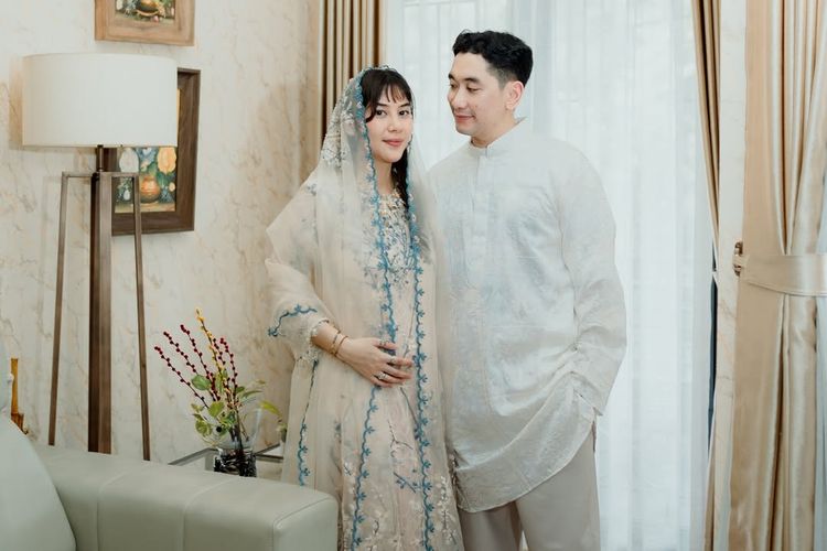 Adinda Thomas, Manis dan Bersahaja, Intip 7 Detail Outfit Tasyakuran 4 Bulan Kehamilan Adinda Thomas, 1. Palet Warna "Soft &amp; Calm", 2. Material Lace dengan Bordir Floral, 3. Kerudung Tulle yang Transparan, 4. Cutting Busana yang Nyaman untuk Bumil, 5. Riasan Wajah Flawless, 6. Tatanan Rambut Simpel dengan Poni, 7. Keserasian dengan Sang Suami