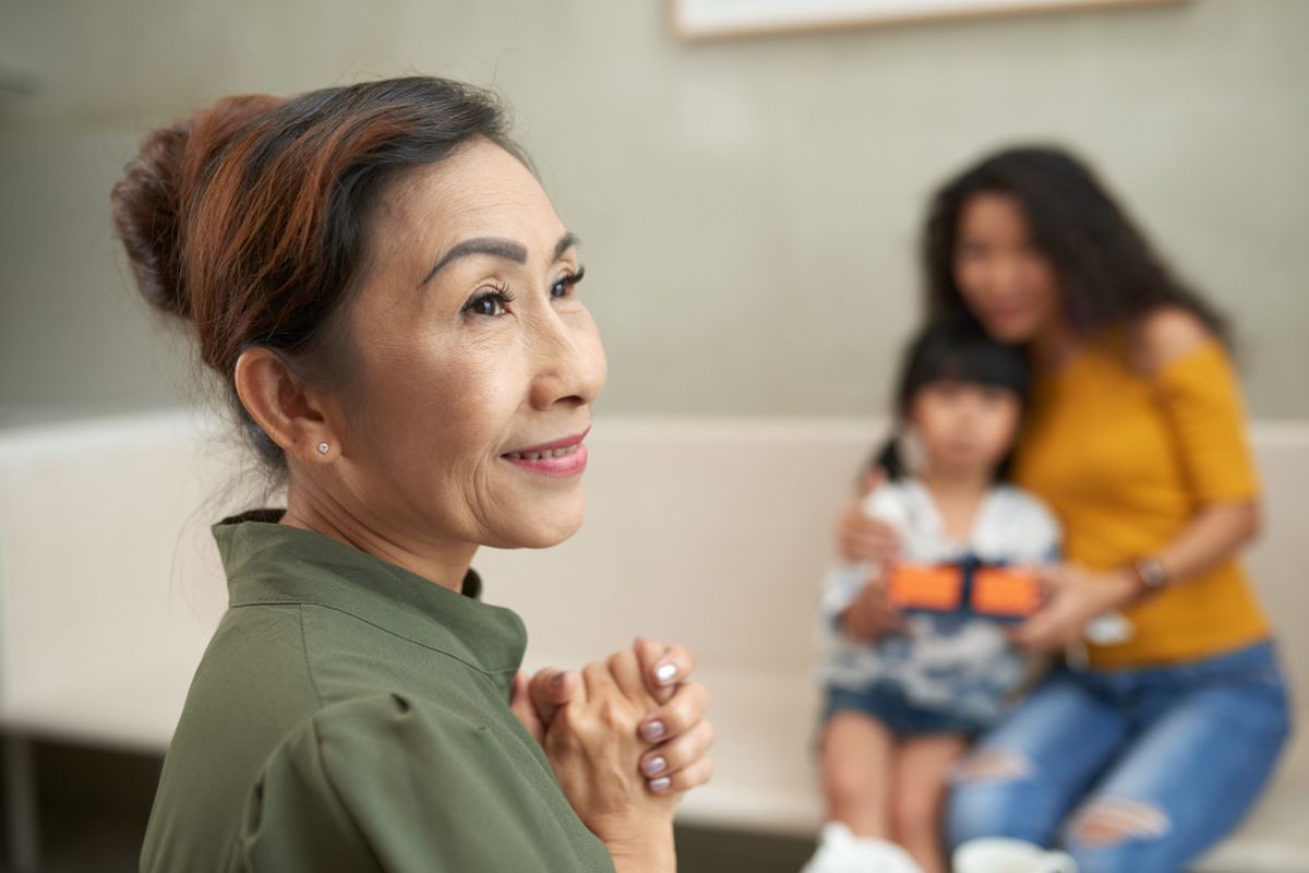 toxic, 7 Kalimat Toxic Mertua yang Berdampak Pada Mental, Apa Saja?, 1. “Saya cuma ingin membantu”, 2. “Di keluarga kami, dari dulu selalu seperti ini”, 3. “Kamu merebut anak saya”, 4. “Ini bukan masalah besar, kamu terlalu lebay”, 5. “Seharusnya kamu…” atau “Kenapa tidak…”, 6. “Anak saya tidak seperti ini sebelum menikah denganmu”, 7. “Setelah semua yang saya lakukan untuk kalian”