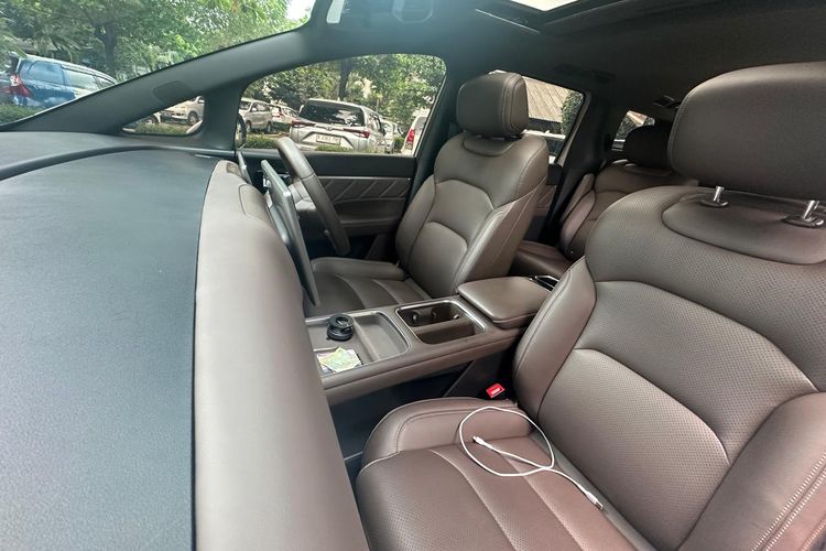 MPV listrik, Wuling, Cortez Darion EV, Interior, Menilai Kemewahan Interior Wuling Cortez Darion EV, Nuansa Kabin: Perpaduan Minimalis dan Elegan, Dashboard Futuristik, Menjaga Tradisi Captain Seat, Konsol Tengah yang Lebih Luas, Kesimpulan