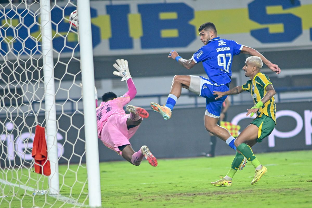 Kritik Gol Persib Berujung Rasisme, Pemain PSBS Biak Luquinhas dan Keluarganya Jadi Sasaran, Mengapa Gol Persib Dipersoalkan Pemain PSBS?, Bagaimana Dampak Serangan Rasis bagi Pemain dan Keluarga?, Apa Pesan Luquinhas soal Rasisme di Sepak Bola?, Mengapa Kasus Ini Menambah Panjang Daftar Rasisme di Liga Indonesia?