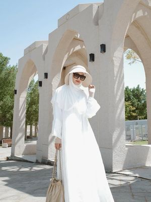 Inspirasi outfit umrah, Annisa Aziza, annisa aziza umrah, inspirasi outfit umrah, inspirasi gamis umrah, gamis umrah, gaya Annisa Aziza umrah, 9 Potret Anggun Anissa Aziza Saat Umrah, Tetap Stylish di Tanah Suci, 1. Nuansa nude, 2. Gaya candid, 3. Nuansa putih, 4. Tas beige, 5. Gamis floral, 6. Sentuhan sutra dengan gaya elegan, 7. Gamis simpel, 8. Nuansa fresh, 9. Gaya duduk manis