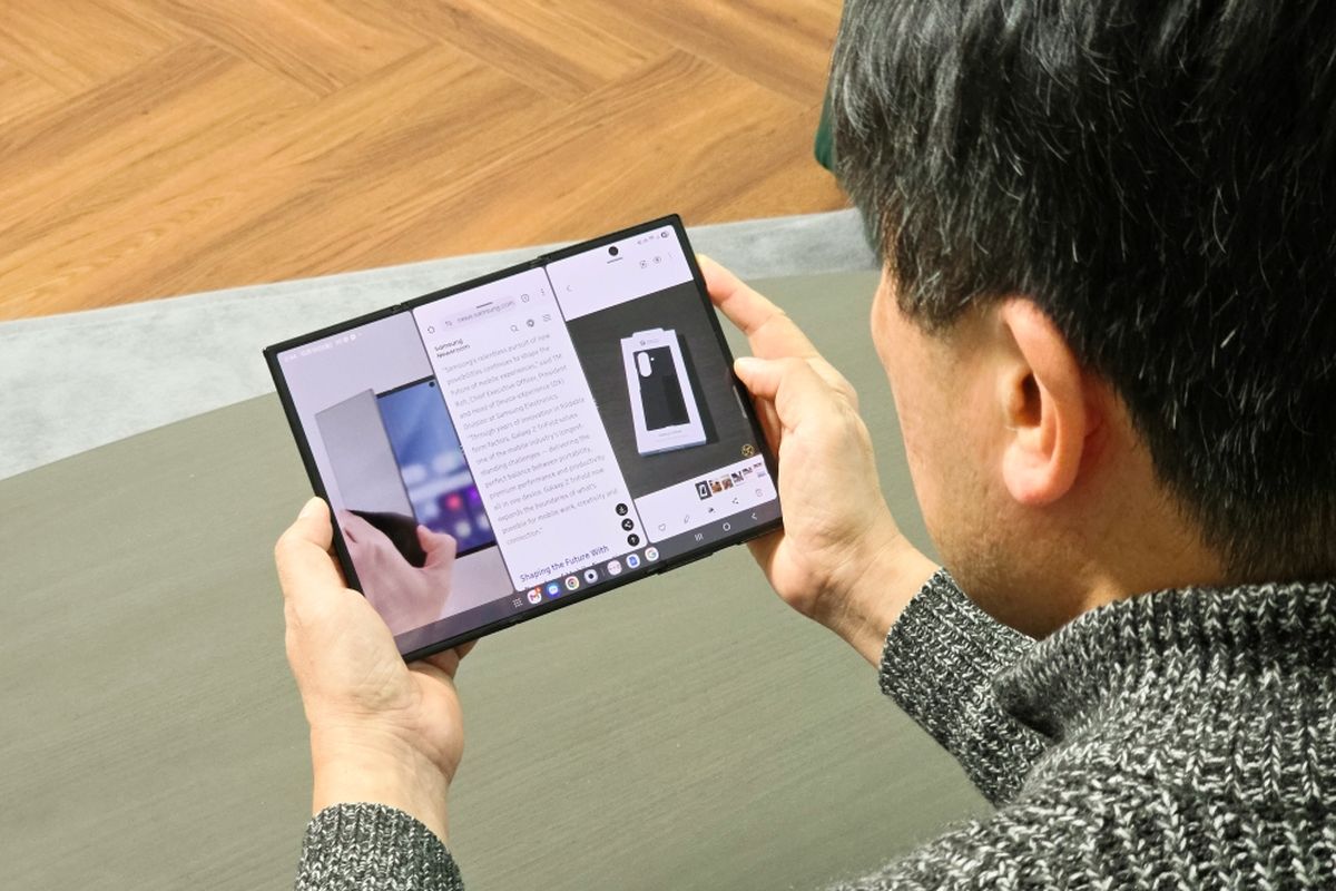 ponsel lipat, Samsung, ponsel lipat tiga, Samsung Galaxy Z TriFold, Demi Pegang Langsung Samsung Galaxy TriFold, Kolektor HP Terbang dari Jepang ke Korsel