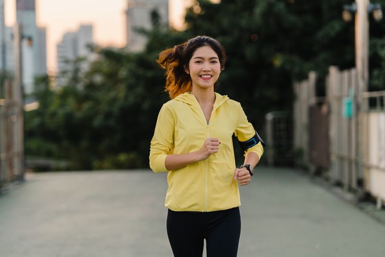 lari jarak jauh, Lari jarak jauh, hobi lari, lari bikin kulit kendur, Apakah lari bikin wajah kendor, Apakah lari membuat wajah Anda kendur, Apa penyebab kulit wajah menjadi kendur, jogging bikin muka tua, Apakah jogging bikin muka tua, Benarkah Lari Bikin Kulit Wajah Cepat Kendur? Ini Kata Dokter, Lari jarak jauh bikin kulit kendur, benarkah?, Sinar matahari dan polusi bisa mempercepat penuaan kulit, Nutrisi yang cukup, kunci regenerasi kulit, Perawatan pelengkap untuk pelari