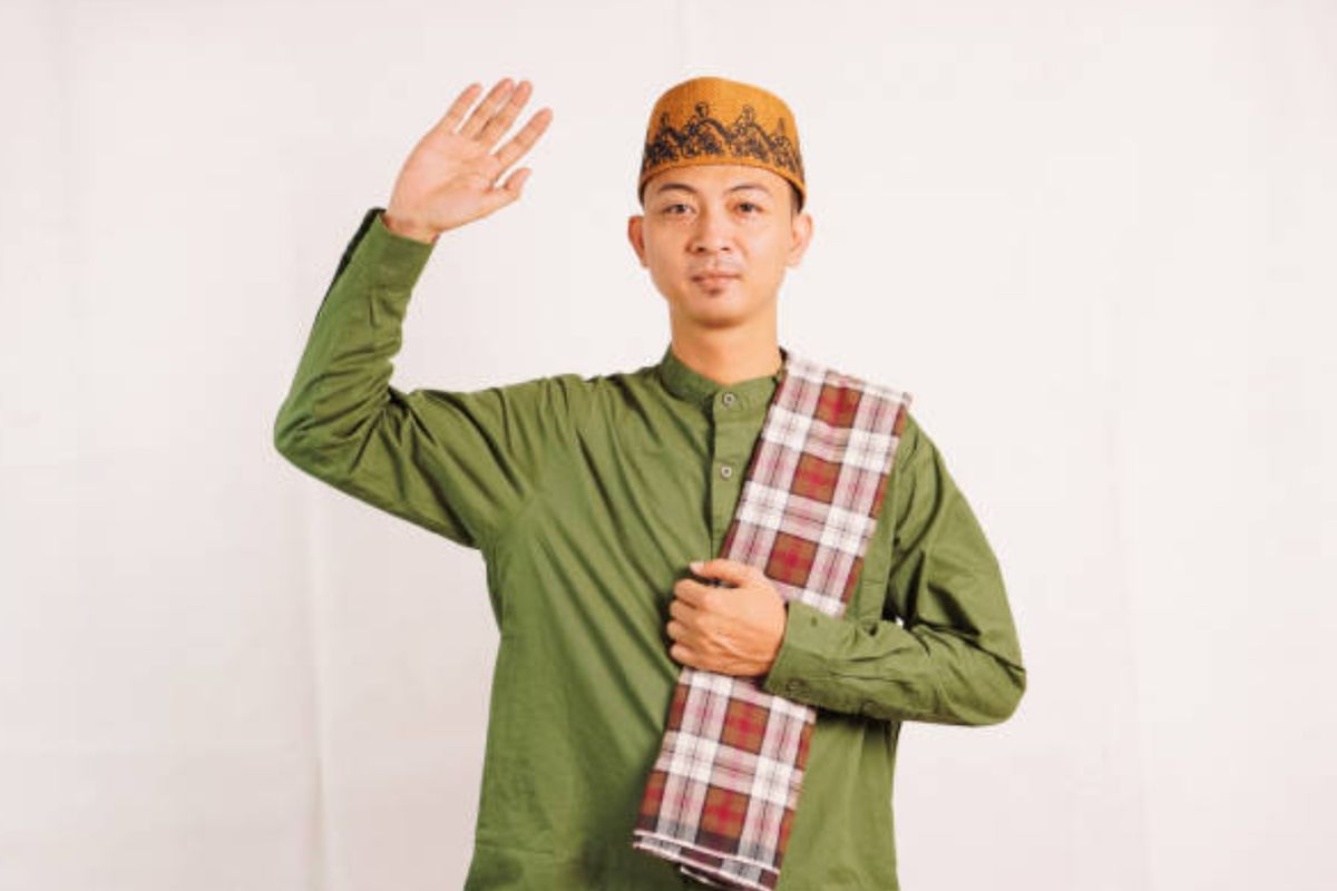 Idul Adha, idul adha, tips mix and match outfit, idul adha 2025, outfit idul adha, outfit pria untuk idul adha, outfit pria, Tips Mix and Match Outfit Pria, 4 Tips Mix and Match Outfit Pria untuk Idul Adha, 1. Pakai baju koko polos, 2. Padukan dengan celana longgar panjang, 3. Tambahkan penutup kepala, 4. Lengkapi dengan aksesori