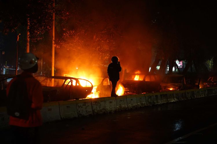 demonstrasi, polis asuransi, mobil terbakar, mobil, asuransi, Mobil Terbakar Saat Kerusuhan, Apakah Bisa Diklaim Asuransi?