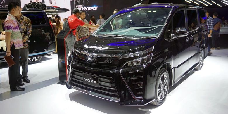 toyota voxy, Mobil Keluarga, Dirly Idol, pengalaman berkendara, Pengalaman Dirly Idol Pakai Toyota Voxy Selama 5 Tahun, Toyota Voxy: Mobil Keluarga Ideal Menurut Dirly Idol, Kelebihan Ruang Kabin Toyota Voxy, Fitur Fungsional dan Performa Mesin yang Memuaskan, Kekurangan yang Perlu Diperhatikan, Rutin Melakukan Perawatan Berkala, Kesimpulan