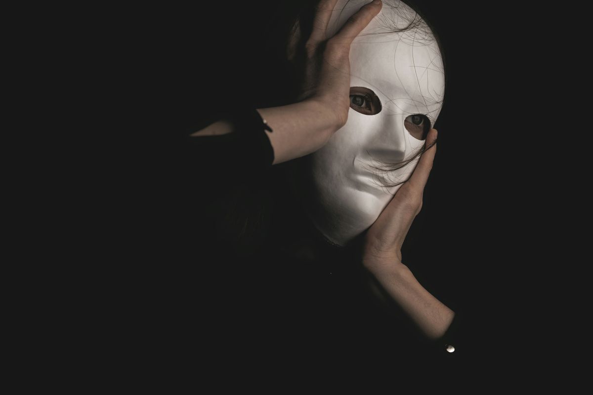 wajah sosial, Carl Jung, topeng dalam psikologi, apa istilah topeng dalam psikologi kepribadian, beradaptasi dengan lingkungan, makna topeng, Memahami “Topeng” dalam Psikologi, Adaptasi Diri atau Pura-pura?, Wajah sosial dan lingkungan yang dihadapi, Apakah harus selalu pakai topeng?, Topeng sebagai mekanisme pertahanan diri, Hati-hati dengan emosi yang terpendam