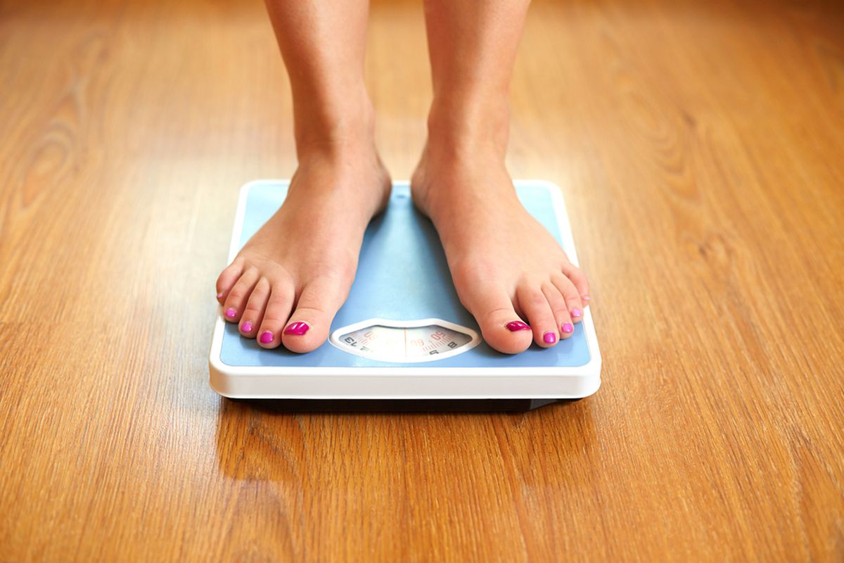 berat badan, buka puasa, 5 Kesalahan Saat Buka Puasa yang Diam-diam Bikin Berat Badan Bertambah, 1. Terlalu banyak makanan manis, 2. Gorengan menambah kalori tanpa sadar, 3. Porsi tidak terkontrol, 4. Tidak memperhatikan komposisi nutrisi, 5. Kurang aktivitas fisik