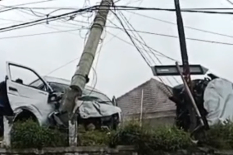 rem blong, Rem Blong saat Turunan, Toyota Hiace Tabrak 4 Mobil di Jalur Bromo