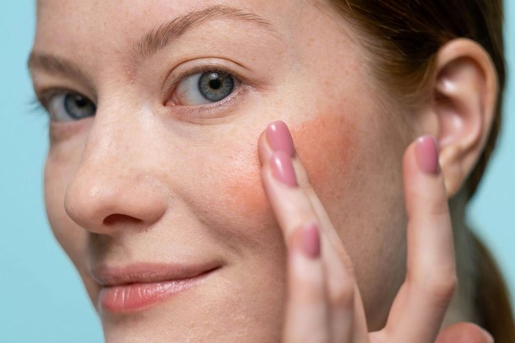 Meskipun Buru-buru, 3 Tahap Makeup Ini Enggak Boleh Dilewatin
