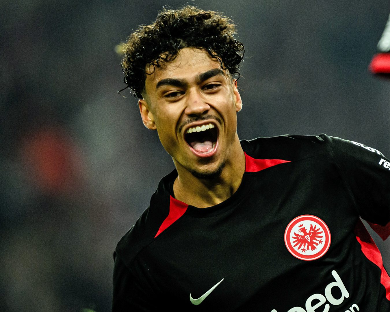 Real Madrid tertarik datangkan bek muda Frankfurt