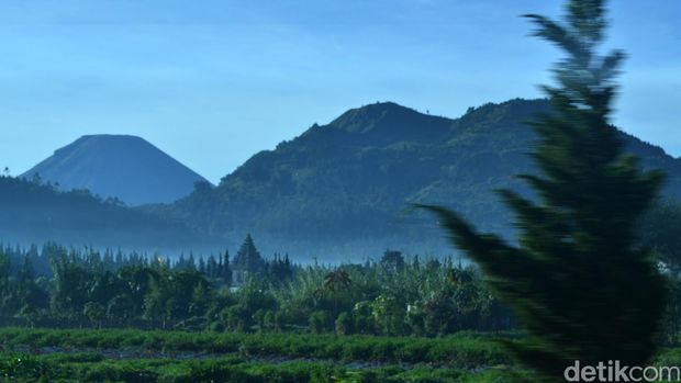 Top 9+ Fakta Menarik Dieng, Negeri Para Dewa-Tempat Anak Bajang, 1. Terletak di Dua Kabupaten, 2. Dikelilingi Pegunungan, 3. Tempat 'Bersemayamnya' Para Dewa, 4. Dijuluki 'Negeri di Atas Awan', 5. Ada Desa Tertinggi di Pulau Jawa, 6. Wilayah 'Bersalju', 7. Terdapat 22 Kawah, 8. Punya Deretan Candi, 9. Anak Bajang Berambut Gimbal
