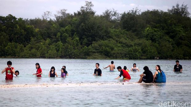 5 Pantai Terdekat dari Jakarta dan Rute Menuju ke Lokasi, 1. Pantai Ancol, 2. Pantai Pasir Putih PIK 2, 3. Pulau Bidadari, 4. Pantai Pulau Perak, 5. Pantai Pasir Perawan
