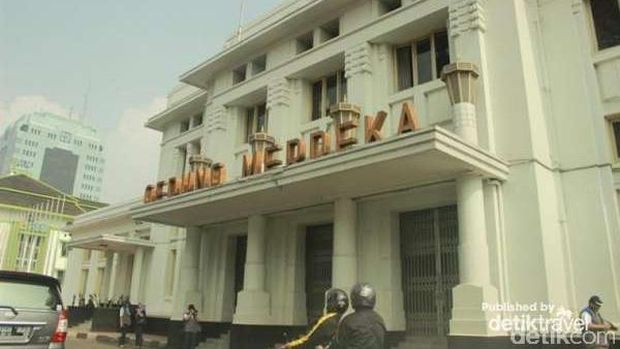 8 Wisata Sejarah di Bandung, Jejak Peninggalan Perjuangan Kemerdekaan, 1. Gedung Sate, 2. Monumen Perjuangan Rakyat Jawa Barat, 3. Goa Belanda dan Goa Jepang, 4. Museum Pos Indonesia, 5. Museum Mandala Wangsit Siliwangi, 6. Gedung Merdeka, 7. Taman Sejarah Bandung, 8. Penjara Banceuy Soekarno