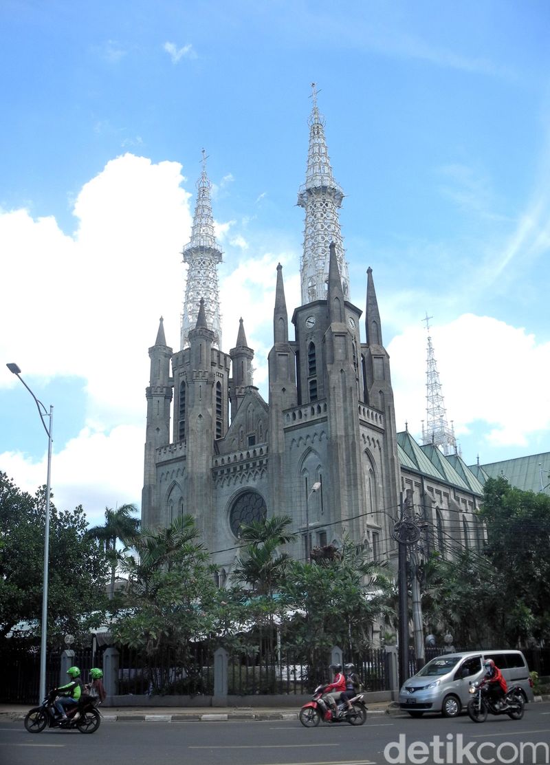 Top 10+ Pilihan Lokasi Liburan Long Weekend di Jakarta, 1. Monas, 2. Taman Mini Indonesia Indah (TMII), 3. Dunia Fantasi (Dufan), 4. Seaworld, 5. Taman Margasatwa Ragunan, 6. Museum Nasional Indonesia, 7. Kota Tua, 8. Museum MACAN, 9. Arena Masjid Istiqlal, 10. Katedral Santa Perawan Maria Diangkat ke Surga
