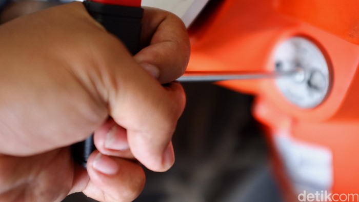 Array,Bikin Geleng-geleng! Polisi Senior Curi Motor Junior