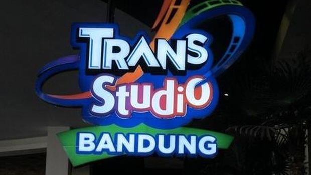Top 8+ Destinasi Wisata Petualangan di Bandung, Cocok Bareng Teman dan Keluarga, 1. Trans Studio Bandung, 2. Wahoo Waterworld, 3. Pesona Nirwana Waterpark, 4. Tebing Keraton, 5. The Great Asia Africa, 6. Pandora Experience Bandung, 7. Dago Dreampark, 8. Kawah Putih Ciwidey