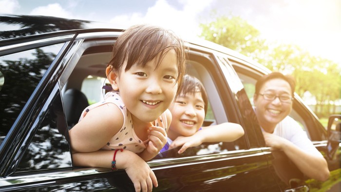 Liburan Akhir Tahun Bareng Anak? Ini 8 Rahasia Tetap Nyaman dan Anti Stres, 1. Sering Mengajak Anak Traveling, 2. Bawa Sedikit Barang, Utamakan Kenyamanan, 3. Ajak Anak Dalam Merencanakan Perjalanan, 4. Cerdas Memilih Tempat Duduk di Pesawat, 5. Siapkan Camilan dan Makanan Sendiri, 6. Beri Anak Waktu Beradaptasi (Buffer Day), 7. Beri Waktu Untuk Bermain Gadget, 8. Sisipkan Waktu Bermain dan Istirahat