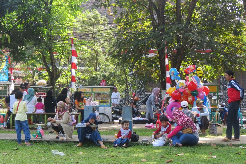 Daftar 10 Lokasi Healing Murah Meriah di Bogor, Bisa Sambil Jajan, 1. Alun-alun Kota Bogor, 2. Taman Kencana, 3. Taman Air Mancur, 4. Taman dan Lapangan Sempur, 5. Kebun Raya Bogor, 6. Jalan Surya Kencana, 7. Ruko Taman Yasmin, 8. Situ Gede, 9. Pusat Jajanan Bangbarung, 10. Taman Budaya Sentul City