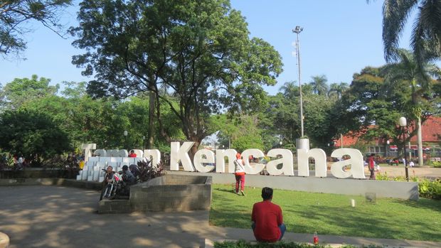 10 Tempat Ngabuburit Asyik di Bogor, Mau ke Taman atau Berburu Takjil?, 1. Alun-alun Kota Bogor, 2. Pusat Takjil Bangbarung, 3. Kebun Raya Bogor, 4. Taman Kencana, 5. Jalan Surya Kencana, 6. Ruko Taman Yasmin, 7. Kawasan Air Mancur, 8. Masjid Raya Bogor, 9. Taman Budaya Sentul City, 10. Situ Gede