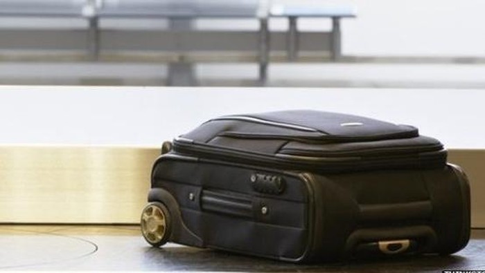 Tips Agar Koper Keluar Pertama di Bagasi Pesawat Saat Tiba, 1. Gunakan Layanan Bagasi Prioritas, 2. Check-in di Detik Terakhir, 3. Manfaatkan Layanan Gate Check, 4. Minta Tag Fragile atau Priority, 5. Terbang dari Bandara Kecil, 6. Terbang dengan First Class, 7. Punya Loyalty Member
