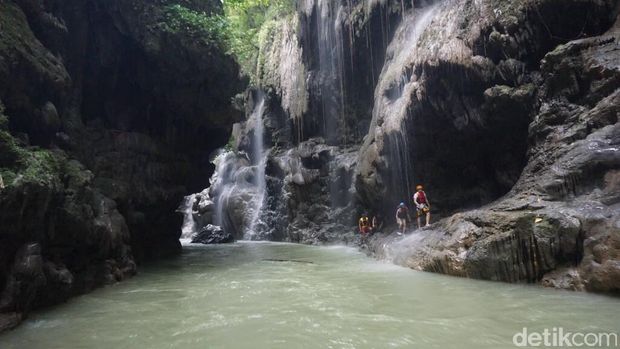 Nggak Cuma Pantai, Ini Rekomendasi Wisata di Pangandaran, 1. Pantai Pasir Putih, 2. Batu Mandi, 3. Sungai Citumang, 4. Sungai Green Canyon, 5. Sungai Ciwayang, 6. Bukit Panenjoan, 7. Wisata Budaya Wayang Golek