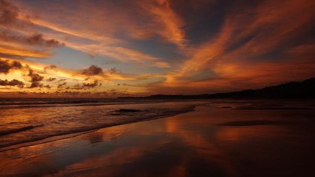 10 Pantai Terindah di Indonesia, Cocok buat Healing Saat Liburan, 1. Pink Beach, 2. Pantai Ora, 3. Pantai Nihiwatu, 4. Pantai Tanjung Tinggi, 5. Pantai Sawarna, 6. Pantai Ngurtavur, 7. Pantai Tanjung Aan, 8. Pantai Saleo, 9. Pantai Iboih, 10. Pulau Derawan