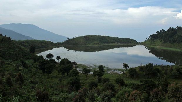 Wisata Dieng: Spot Foto Menarik dan Kisah di Baliknya, 3. Telaga Dringo, 5. Bukit Sikunir, 6. Batu Pandang Ratapan Angin, 7. Gunung Prau