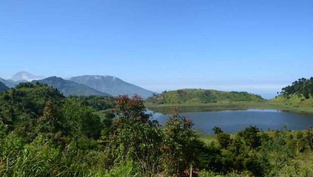 Wisata di Banjarnegara Jawa Tengah: Rekomendasi Unik, 1. Masjid Agung Banjarnegara, 2. Curug Pitu, 3. Curug Sirawe, 4. Kawah Sikidang, 5. Telaga Dringo