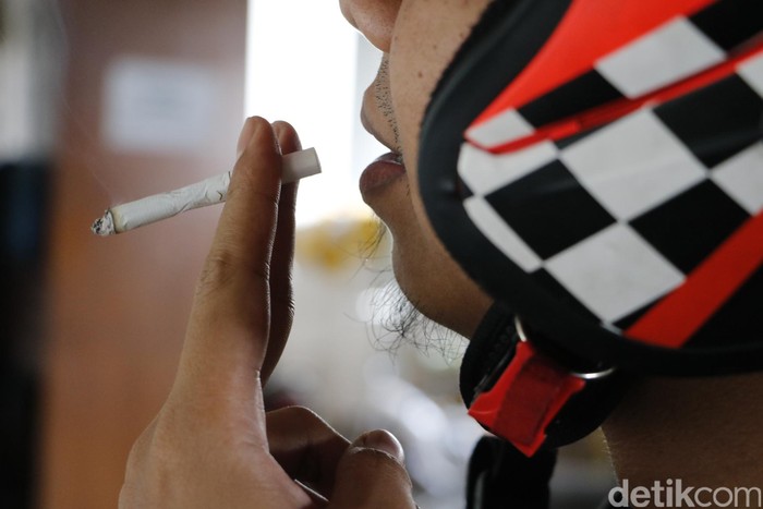 Array,Sanksi Berkendara Sambil Merokok Dinilai Lembek, Nggak Sebanding Sama Risiko